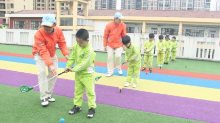 湖北仙桃和合偉才幼兒園：高爾夫戶外生態(tài)課程開桿了！