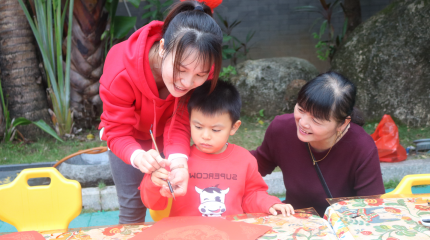 廣西東興天鵝湖偉才幼兒園：迎新春，逛廟會