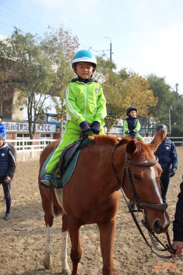 遼寧大連偉才幼兒園:馬術課